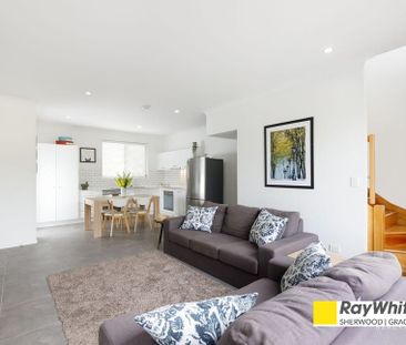 Spacious and Immaculate Townhouse - Photo 2