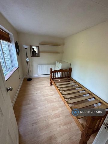 4 bedroom semi-detached house to rent - Photo 4