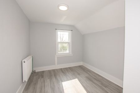 20 Patsy Ave, Welland - All Inclusive 2 Bedroom Upper Unit - Photo 3
