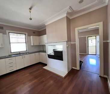 Three bedroom family home - Photo 5