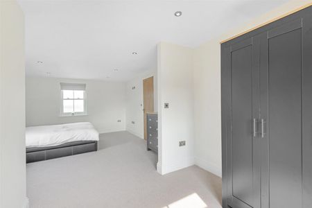 4 bedroom House To Let - Photo 2
