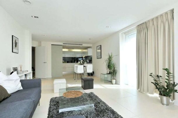 Impressive two bedroom apartment in the popular Bezier development. - Photo 1