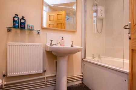 Large open-plan living room with contemporary kitchen - Photo 5