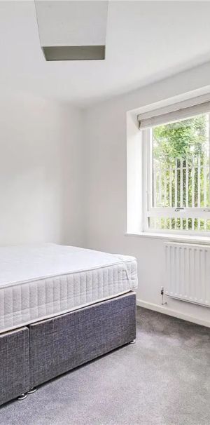 2 bedroom flat in London - Photo 1