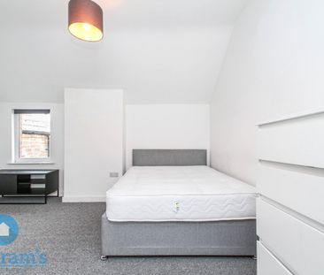3 bed Flat for Rent - Photo 4