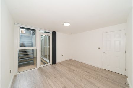 3 Bed Flat, East Dulwich Road, SE22 - Photo 2