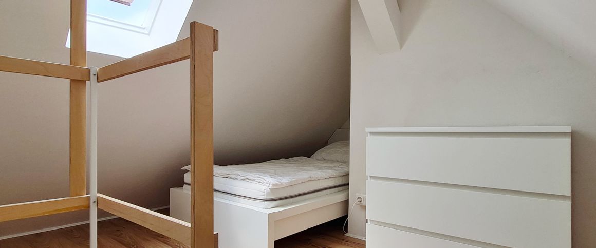 Modern möbliertes Dachgeschoss! 1-Zimmer-Wohnung mit Spitzboden.... - Photo 1