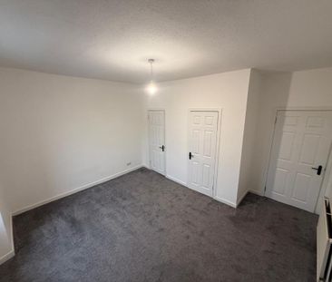 3 bedroom flat to rent - Photo 3