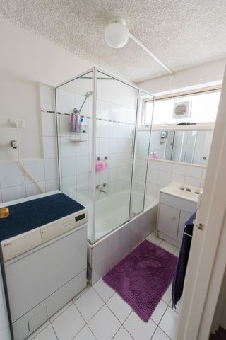 Spacious & Sunlit 2-Bedroom Apartment in the Heart of Brunswick - Photo 5