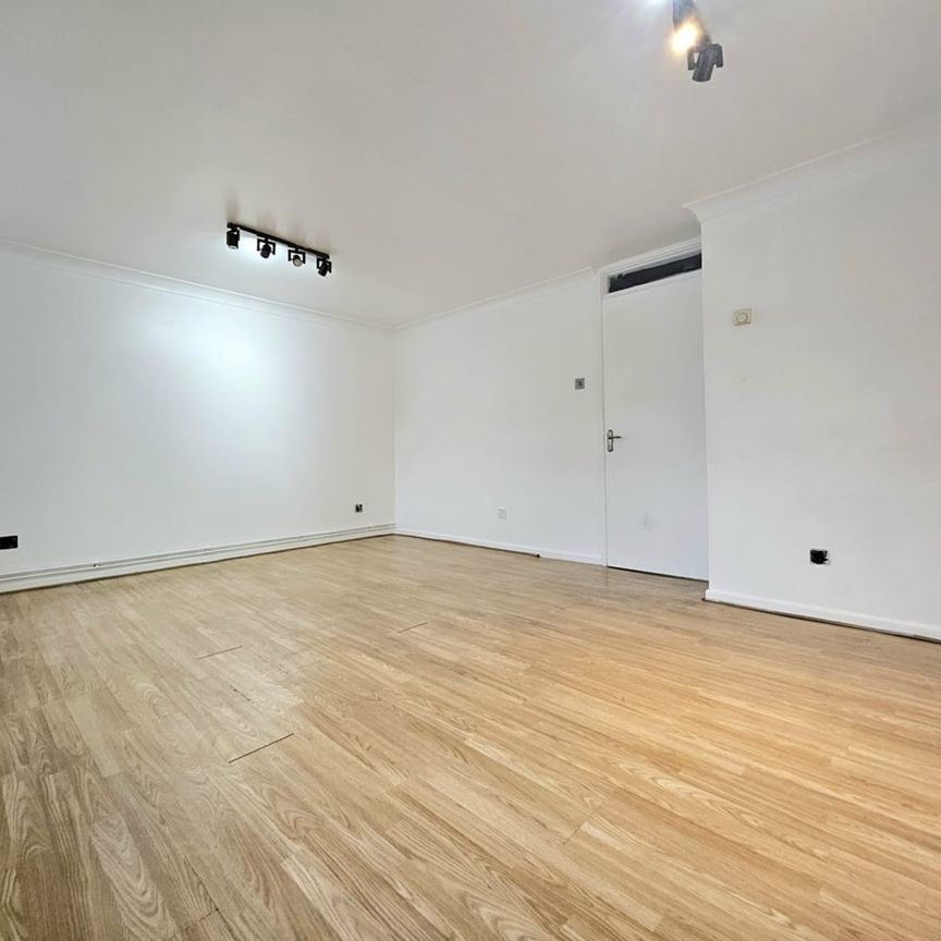 Studio Flat, Stanley Street, LU1 - Photo 1