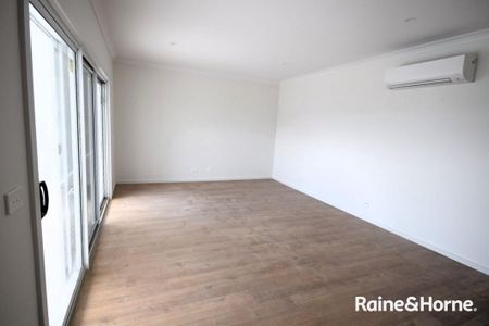 Be Impressed - Spacious Modern Townhouse - Photo 2