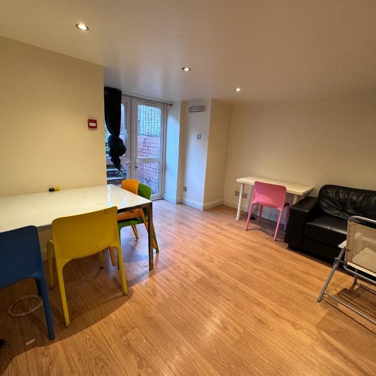 10 bedroom flat to rent - Photo 1