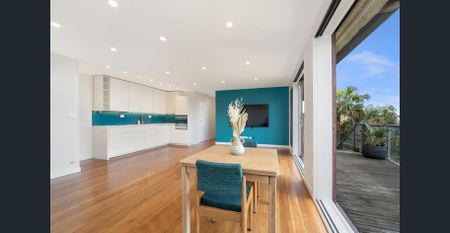Lower duplex with ocean and district views - Photo 2