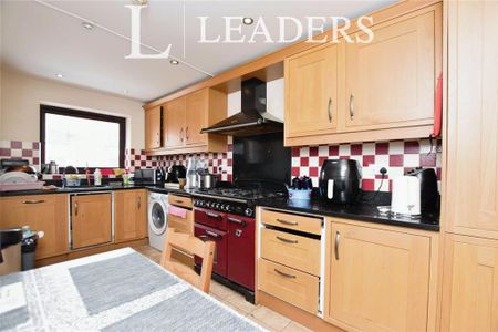 1 bedroom in a house share to rent - Photo 2