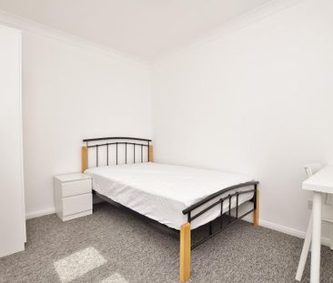 5 bedroom semi-detached house to rent - Photo 3