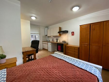 Studio Flat, King's Cross Road, WC1X - Photo 5