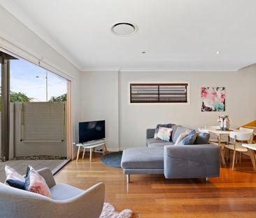 Gorgeous Townhouse In Perfect Location - Photo 2