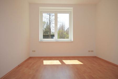 3 Zimmer • Südbalkon • modernes Laminat • Hochparterre • Stellplatz • Fussbodenheizung • TOP! - Foto 2