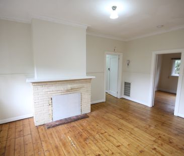 4 BR refurnished home, gas central heating, short walk to CBD, bus ... - Photo 2