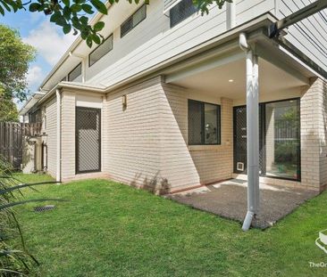 Pristine modern 3 bedroom townhouse - Photo 1