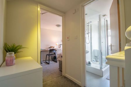 Brilliant six bedroom three story house - Photo 5