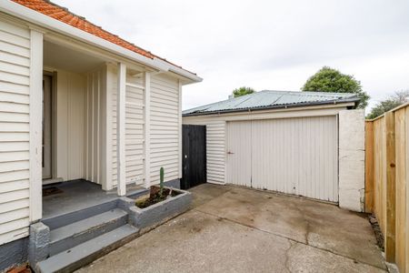 Appealing Home on Andrew !! - Photo 4