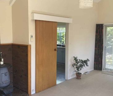 Three bedroom home - West Side! - Photo 2