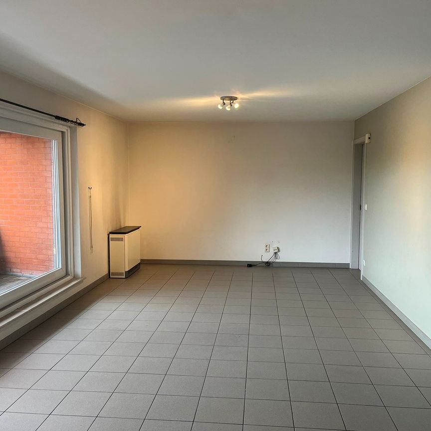 GEZELLIG APPARTEMENT MET 1 SLPK EN TERRAS NABIJ HET CENTRUM VAN GULLEGEM. - Foto 1