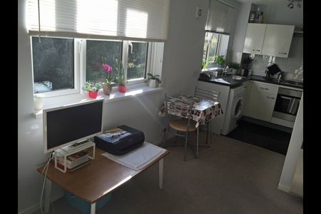 Studio Flat, Captains Place, SO14 - Photo 2