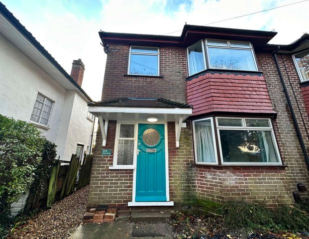 Fantastic 6-Bed HMO opposite Tesco Express & Pure Gym! Room 5 - Photo 1