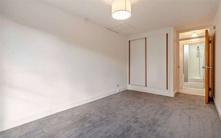 A top-floor apartment set within a secure gated community on the River Cam - Photo 3