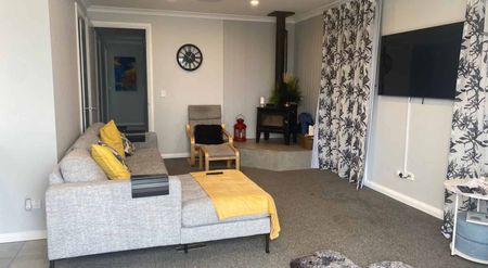 Fully Furnished - 3 Bedrooms - Work From Home! - Photo 2