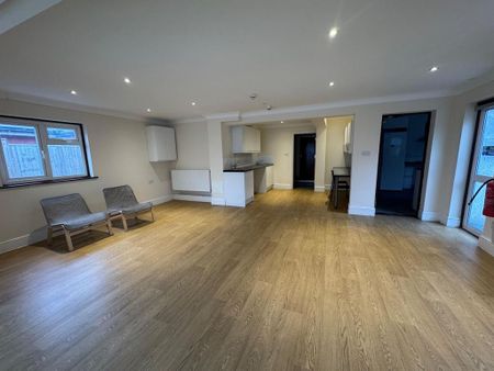 1 bedroom in a house share to rent - Photo 2