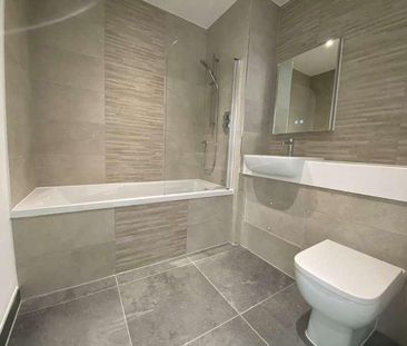 London Road, Staines-upon-thames, Surrey, TW18 - Photo 2