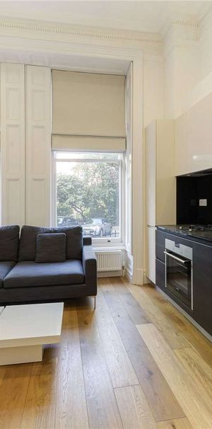 A bright furnished studio apartment overlooking the beautiful Lennox Gardens. - Photo 1