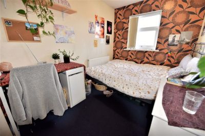 5 bedroom House in Howden Gardens, Leeds - Photo 3