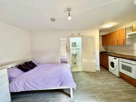 Studio to rent - Photo 2