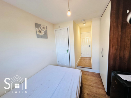 3 bedroom flat to rent - Photo 5