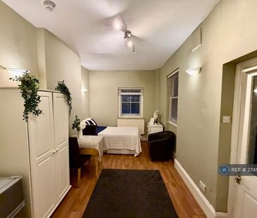 1 bedroom in a flat share to rent - Photo 2