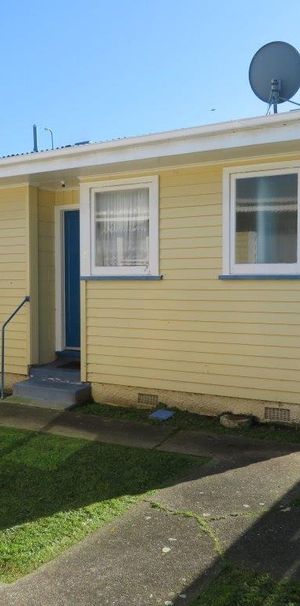 Sunny.Central and Tidy bedsit! - Photo 1