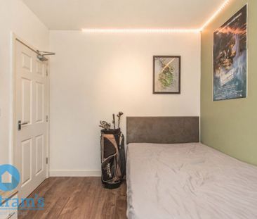 References Pending - 6 bed Semi-Detached House - Photo 5