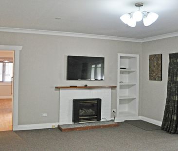 4 BEDROOMS, OFFICE AND LOTS OF SHEDS! - Photo 2