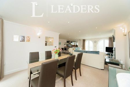 3 bedroom flat to rent - Photo 3