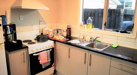 Charming 2BR Home in Clendon Park - Photo 2