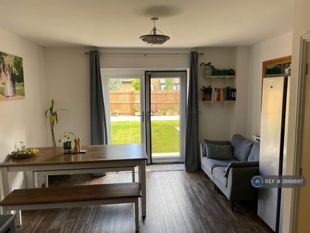 4 bedroom semi-detached house to rent - Photo 2