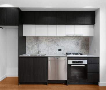 Large 1 BR Courtyard Apartment in A CONVENIENT Location ! - Photo 3