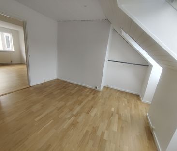 Stor og lys lejlighed på øverste etage - Photo 3