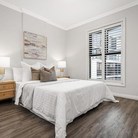 Whole floor sub-penthouse with panoramic water views - Photo 5