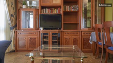 Double bed in Room in a shared 4-bedroom apartment for rent in Alcalá de Henares, professionals and students only - Photo 2