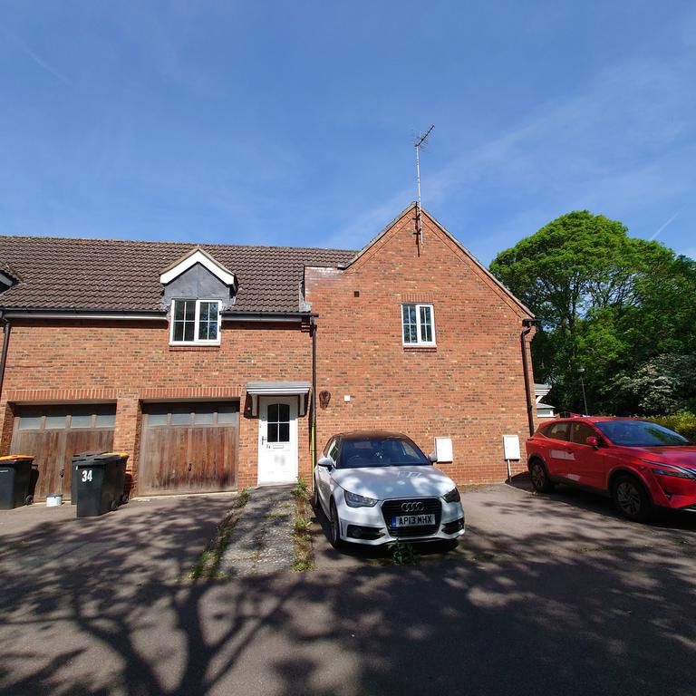 2 bedroom coach house to rent - Photo 1